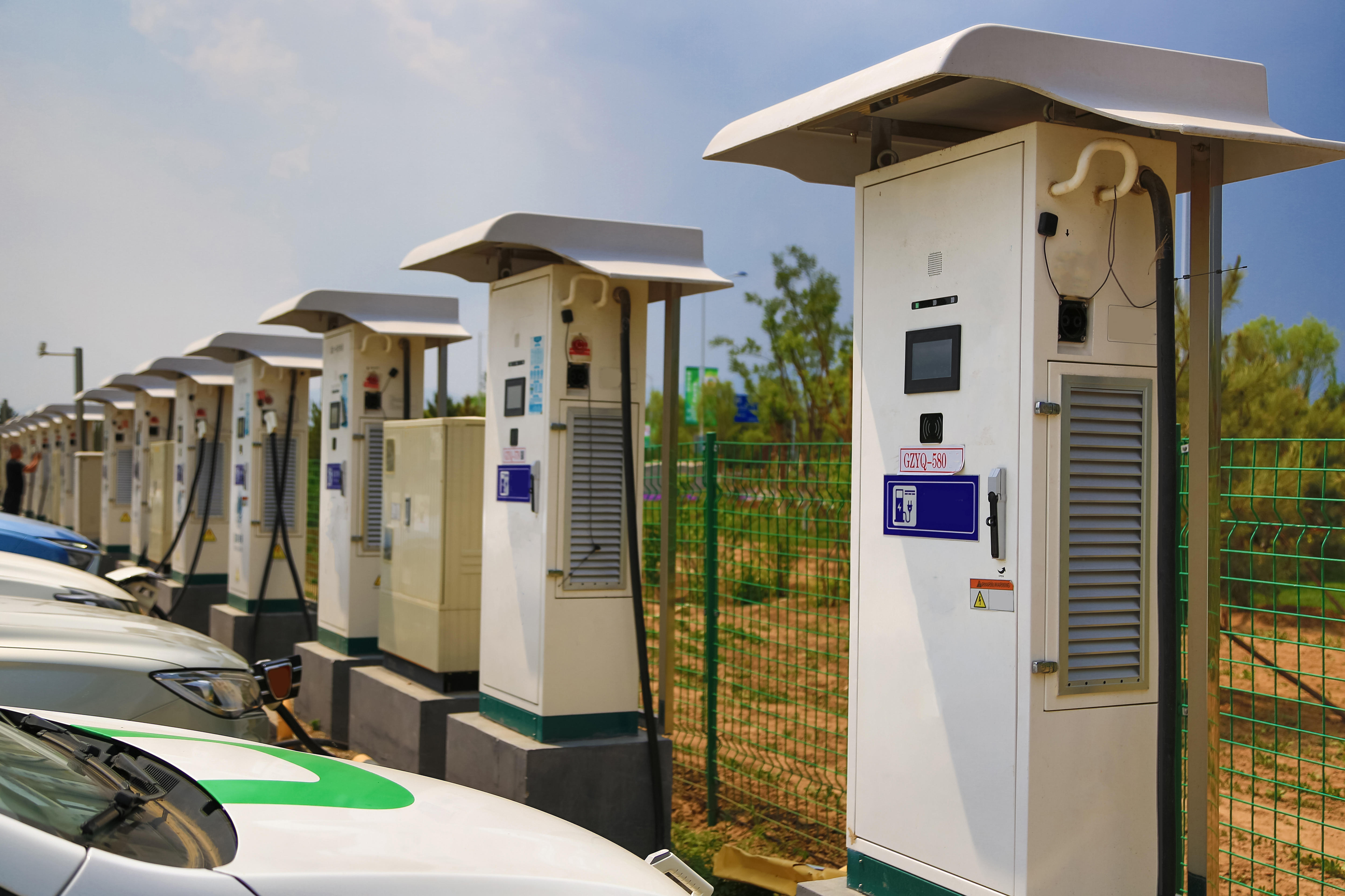 中国充电联盟：11 月电动汽车公共充电桩环比增加 5.1 万台，同比增长 58.6%