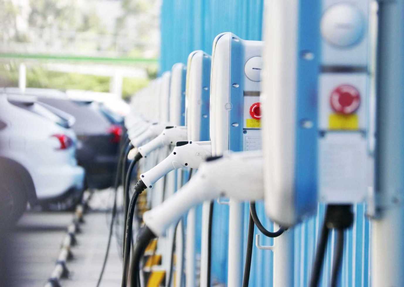 1-8 月全国充电基础设施增量为 169.8 万台，公共充电桩增量同比上涨 232.9%